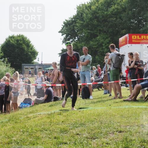 15.06.2025 - 27. Vierlanden-Triathlon KatJ http://msf.ph/oto/8001784 15.06.2025 09:57:51 Schwimmen 287, 291, 330, 340, 827 meine-sportfotos.de