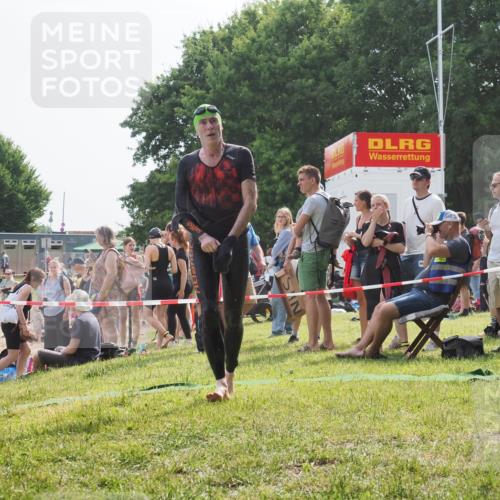 15.06.2025 - 27. Vierlanden-Triathlon KatJ http://msf.ph/oto/8001811 15.06.2025 09:57:51 Schwimmen 287, 291, 330, 340, 827 meine-sportfotos.de