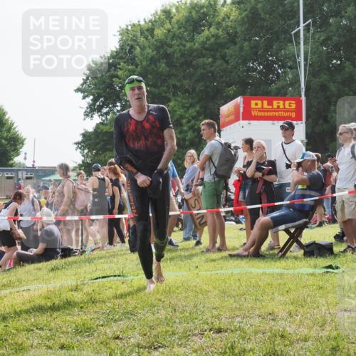 15.06.2025 - 27. Vierlanden-Triathlon KatJ http://msf.ph/oto/8001815 15.06.2025 09:57:52 Schwimmen 291, 330, 340, 827 meine-sportfotos.de