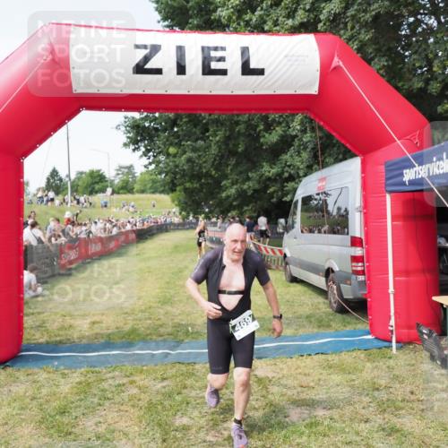 21.06.2025 - 27. Vierlanden-Triathlon MichiJ http://msf.ph/oto/8001819 15.06.2026 11:26:06 Ziel 469 meine-sportfotos.de