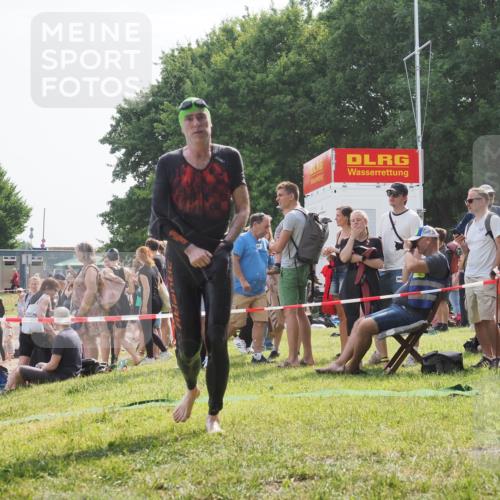 15.06.2025 - 27. Vierlanden-Triathlon KatJ http://msf.ph/oto/8001847 15.06.2025 09:57:52 Schwimmen 291, 330, 340, 827 meine-sportfotos.de