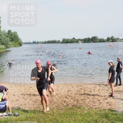 21.06.2025 - 27. Vierlanden-Triathlon MichiJ http://msf.ph/oto/8001871 15.06.2026 10:04:53 Schwimmen 389, 400 meine-sportfotos.de