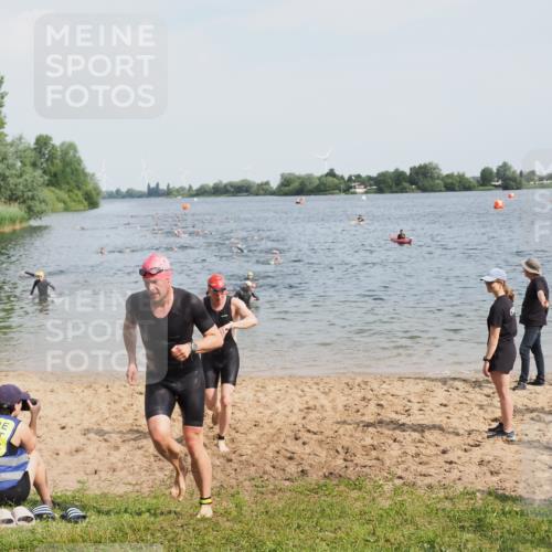 21.06.2025 - 27. Vierlanden-Triathlon MichiJ http://msf.ph/oto/8001893 15.06.2026 10:04:53 Schwimmen 389, 400 meine-sportfotos.de