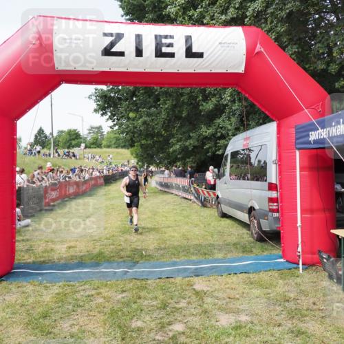 21.06.2025 - 27. Vierlanden-Triathlon MichiJ http://msf.ph/oto/8001933 15.06.2026 11:26:26 Ziel 442 meine-sportfotos.de