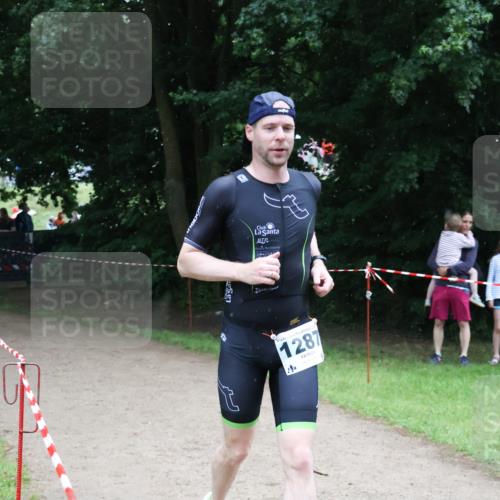 21.06.2025 - 27. Vierlanden-Triathlon Lena Gebhardt http://msf.ph/oto/8001936 15.06.2025 14:07:15 Laufen 1287 meine-sportfotos.de