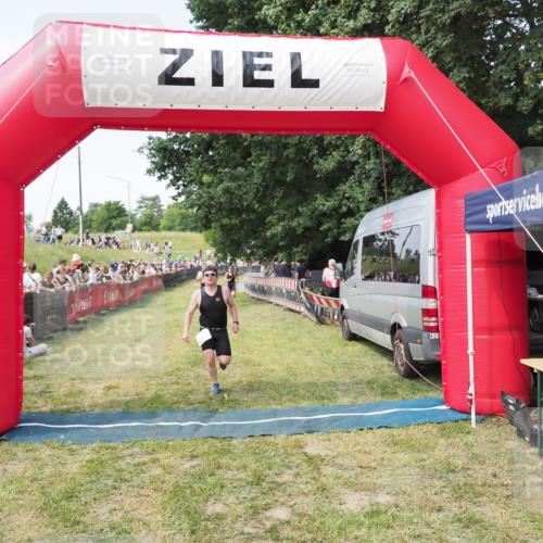 21.06.2025 - 27. Vierlanden-Triathlon MichiJ http://msf.ph/oto/8001970 15.06.2026 11:26:26 Ziel 442 meine-sportfotos.de