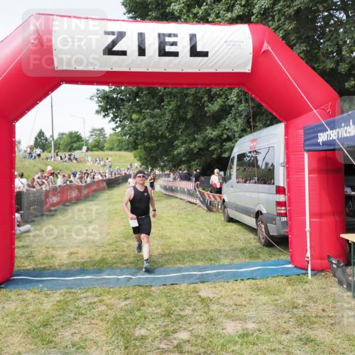 21.06.2025 - 27. Vierlanden-Triathlon MichiJ http://msf.ph/oto/8001987 15.06.2026 11:26:27 Ziel 367, 442 meine-sportfotos.de