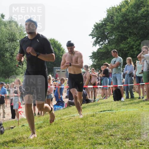 15.06.2025 - 27. Vierlanden-Triathlon KatJ http://msf.ph/oto/8001990 15.06.2025 09:57:55 Schwimmen 291, 330, 347, 827 meine-sportfotos.de