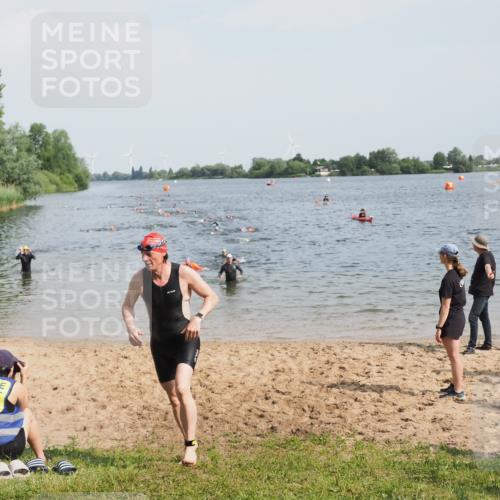 21.06.2025 - 27. Vierlanden-Triathlon MichiJ http://msf.ph/oto/8001991 15.06.2026 10:04:54 Schwimmen 389, 400 meine-sportfotos.de