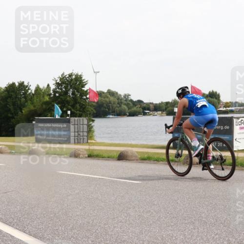 15.06.2025 - 27. Vierlanden-Triathlon H.Heesch http://msf.ph/oto/8002000 15.06.2025 10:28:23 Radfahren 242, 405, 536 meine-sportfotos.de