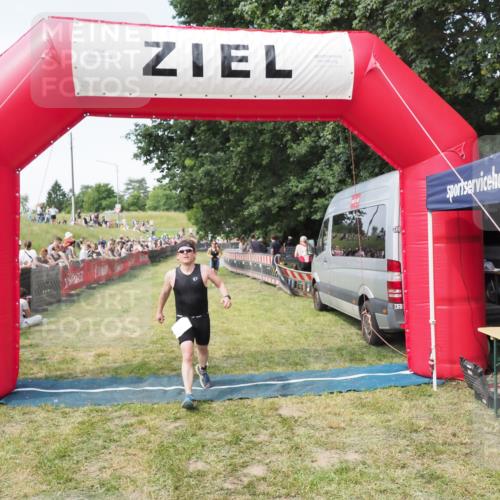 21.06.2025 - 27. Vierlanden-Triathlon MichiJ http://msf.ph/oto/8002017 15.06.2026 11:26:27 Ziel 367, 442 meine-sportfotos.de