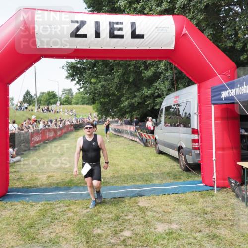 21.06.2025 - 27. Vierlanden-Triathlon MichiJ http://msf.ph/oto/8002031 15.06.2026 11:26:27 Ziel 367, 442 meine-sportfotos.de