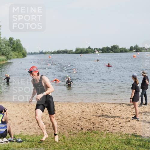 21.06.2025 - 27. Vierlanden-Triathlon MichiJ http://msf.ph/oto/8002032 15.06.2026 10:04:55 Schwimmen 389, 400 meine-sportfotos.de