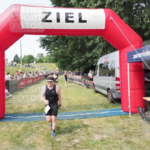 21.06.2025 - 27. Vierlanden-Triathlon MichiJ http://msf.ph/oto/8002065 15.06.2026 11:26:28 Ziel 367, 442 meine-sportfotos.de