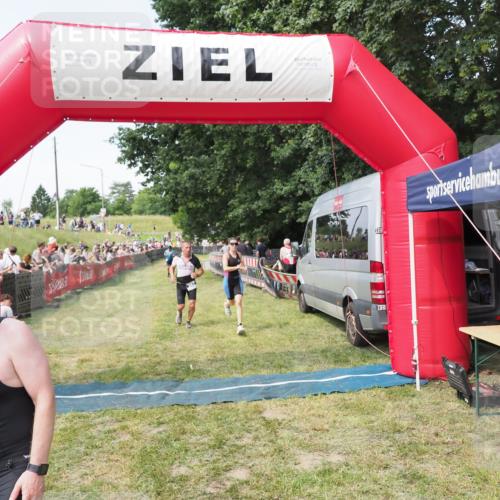 21.06.2025 - 27. Vierlanden-Triathlon MichiJ http://msf.ph/oto/8002096 15.06.2026 11:26:29 Ziel 367, 442 meine-sportfotos.de