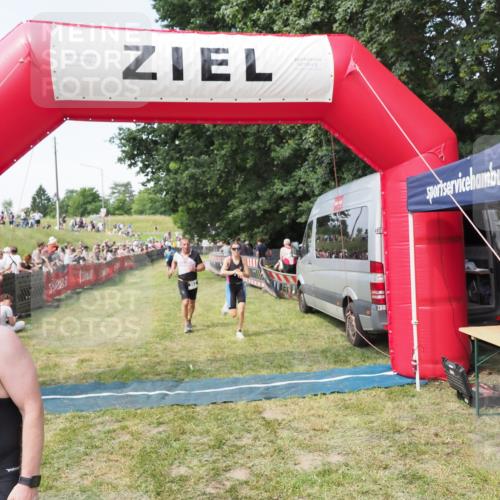 21.06.2025 - 27. Vierlanden-Triathlon MichiJ http://msf.ph/oto/8002106 15.06.2026 11:26:30 Ziel 367, 442 meine-sportfotos.de