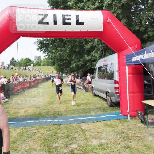 21.06.2025 - 27. Vierlanden-Triathlon MichiJ http://msf.ph/oto/8002118 15.06.2026 11:26:30 Ziel 367, 442 meine-sportfotos.de