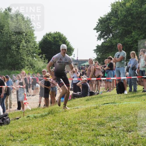 15.06.2025 - 27. Vierlanden-Triathlon KatJ http://msf.ph/oto/8002128 15.06.2025 09:57:59 Schwimmen 291, 330, 347, 827 meine-sportfotos.de
