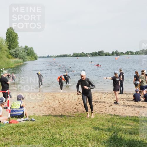 21.06.2025 - 27. Vierlanden-Triathlon MichiJ http://msf.ph/oto/8002156 15.06.2026 10:05:06 Schwimmen 364, 382, 412, 422 meine-sportfotos.de