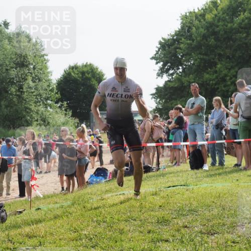 15.06.2025 - 27. Vierlanden-Triathlon KatJ http://msf.ph/oto/8002161 15.06.2025 09:58:00 Schwimmen 291, 330, 347 meine-sportfotos.de