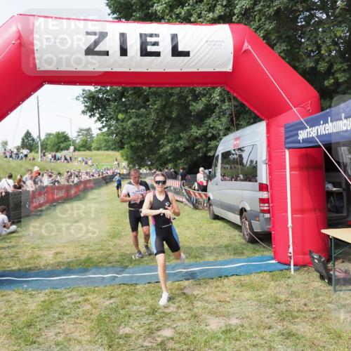 21.06.2025 - 27. Vierlanden-Triathlon MichiJ http://msf.ph/oto/8002178 15.06.2026 11:26:31 Ziel 367, 442 meine-sportfotos.de