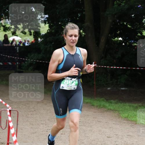 21.06.2025 - 27. Vierlanden-Triathlon Lena Gebhardt http://msf.ph/oto/8002187 15.06.2025 14:07:51 Laufen  meine-sportfotos.de