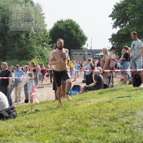 15.06.2025 - 27. Vierlanden-Triathlon KatJ http://msf.ph/oto/8002259 15.06.2025 09:58:12 Schwimmen 289, 321 meine-sportfotos.de