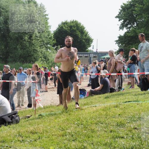 15.06.2025 - 27. Vierlanden-Triathlon KatJ http://msf.ph/oto/8002267 15.06.2025 09:58:12 Schwimmen 289, 321 meine-sportfotos.de