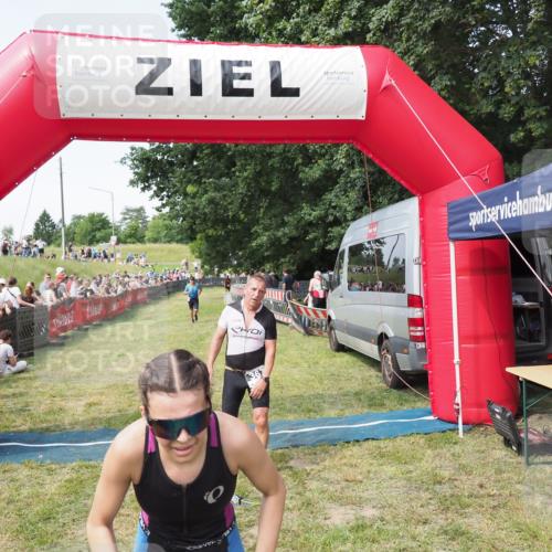 21.06.2025 - 27. Vierlanden-Triathlon MichiJ http://msf.ph/oto/8002272 15.06.2026 11:26:32 Ziel 367, 442 meine-sportfotos.de