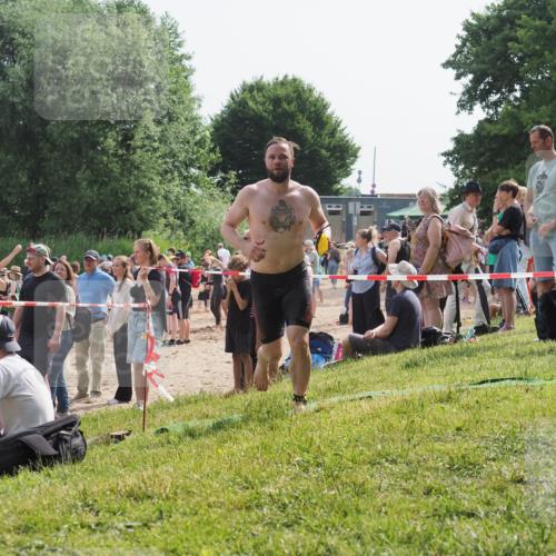 15.06.2025 - 27. Vierlanden-Triathlon KatJ http://msf.ph/oto/8002279 15.06.2025 09:58:12 Schwimmen 289, 321 meine-sportfotos.de