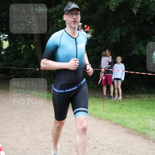 21.06.2025 - 27. Vierlanden-Triathlon Lena Gebhardt http://msf.ph/oto/8002303 15.06.2025 14:08:17 Laufen  meine-sportfotos.de