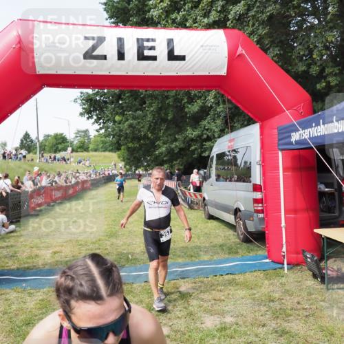 21.06.2025 - 27. Vierlanden-Triathlon MichiJ http://msf.ph/oto/8002308 15.06.2026 11:26:32 Ziel 367, 442 meine-sportfotos.de