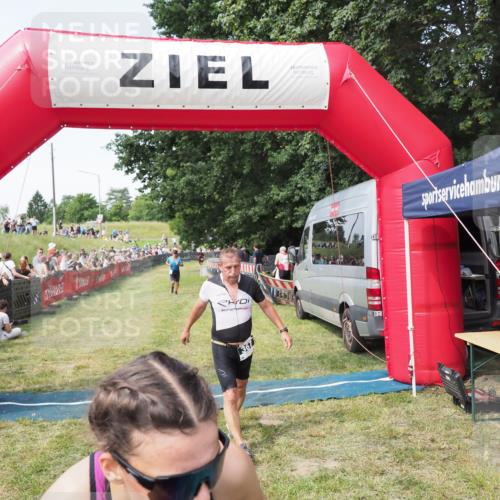 21.06.2025 - 27. Vierlanden-Triathlon MichiJ http://msf.ph/oto/8002317 15.06.2026 11:26:32 Ziel 367, 442 meine-sportfotos.de