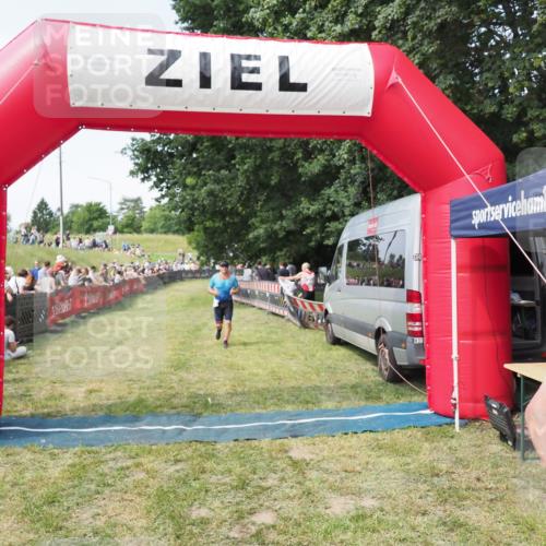 21.06.2025 - 27. Vierlanden-Triathlon MichiJ http://msf.ph/oto/8002336 15.06.2026 11:26:35 Ziel 367, 381 meine-sportfotos.de