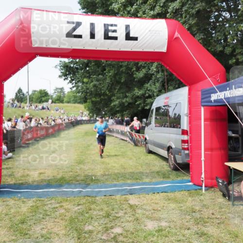 21.06.2025 - 27. Vierlanden-Triathlon MichiJ http://msf.ph/oto/8002355 15.06.2026 11:26:36 Ziel 367, 381 meine-sportfotos.de