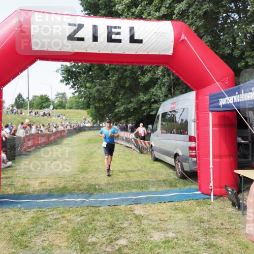 21.06.2025 - 27. Vierlanden-Triathlon MichiJ http://msf.ph/oto/8002432 15.06.2026 11:26:36 Ziel 367, 381 meine-sportfotos.de