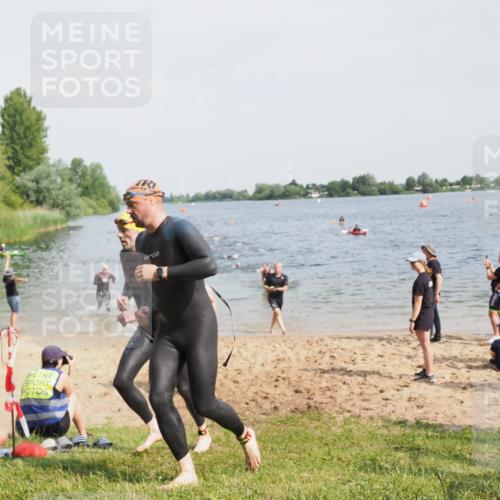 21.06.2025 - 27. Vierlanden-Triathlon MichiJ http://msf.ph/oto/8002468 15.06.2026 10:05:16 Schwimmen 364, 382, 384, 393, 402, 422 meine-sportfotos.de