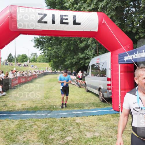 21.06.2025 - 27. Vierlanden-Triathlon MichiJ http://msf.ph/oto/8002473 15.06.2026 11:26:37 Ziel 367, 381 meine-sportfotos.de