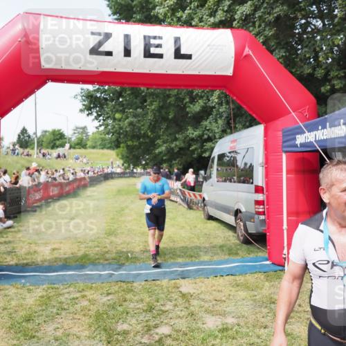 21.06.2025 - 27. Vierlanden-Triathlon MichiJ http://msf.ph/oto/8002486 15.06.2026 11:26:37 Ziel 367, 381 meine-sportfotos.de
