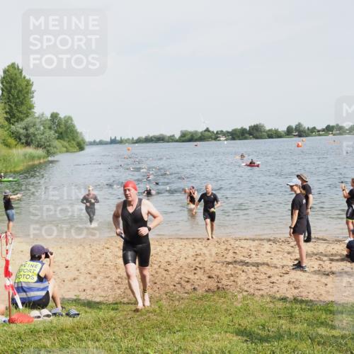 21.06.2025 - 27. Vierlanden-Triathlon MichiJ http://msf.ph/oto/8002508 15.06.2026 10:05:17 Schwimmen 364, 382, 384, 393, 402, 422, 456 meine-sportfotos.de