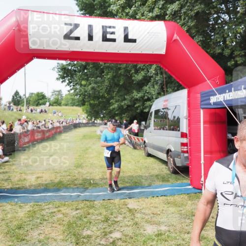 21.06.2025 - 27. Vierlanden-Triathlon MichiJ http://msf.ph/oto/8002527 15.06.2026 11:26:37 Ziel 367, 381 meine-sportfotos.de