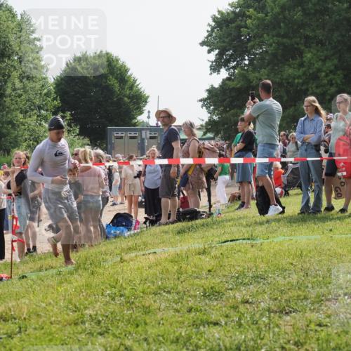 15.06.2025 - 27. Vierlanden-Triathlon KatJ http://msf.ph/oto/8002549 15.06.2025 09:58:32 Schwimmen 345 meine-sportfotos.de