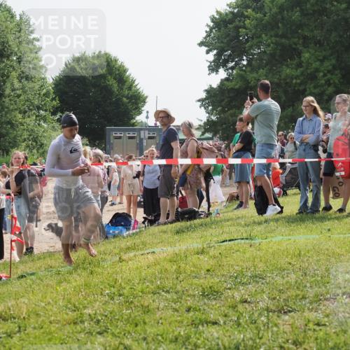 15.06.2025 - 27. Vierlanden-Triathlon KatJ http://msf.ph/oto/8002556 15.06.2025 09:58:32 Schwimmen 345 meine-sportfotos.de