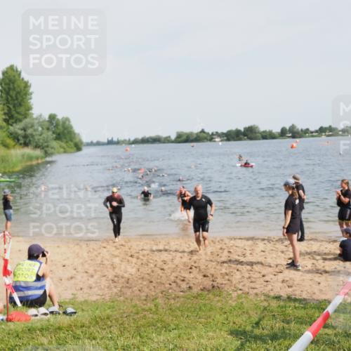 21.06.2025 - 27. Vierlanden-Triathlon MichiJ http://msf.ph/oto/8002562 15.06.2026 10:05:19 Schwimmen 364, 382, 384, 393, 402, 409, 422, 456 meine-sportfotos.de