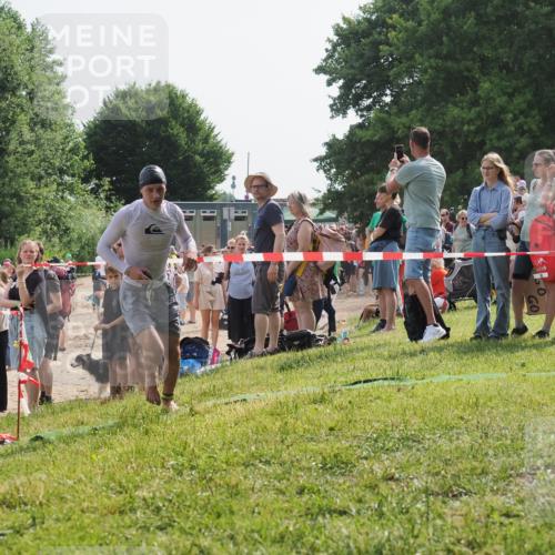 15.06.2025 - 27. Vierlanden-Triathlon KatJ http://msf.ph/oto/8002571 15.06.2025 09:58:32 Schwimmen 345 meine-sportfotos.de
