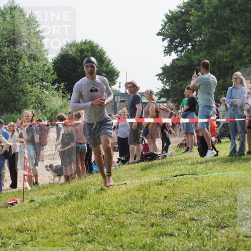 15.06.2025 - 27. Vierlanden-Triathlon KatJ http://msf.ph/oto/8002580 15.06.2025 09:58:32 Schwimmen 345 meine-sportfotos.de