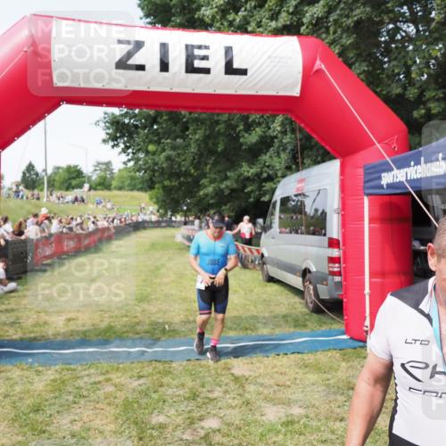 21.06.2025 - 27. Vierlanden-Triathlon MichiJ http://msf.ph/oto/8002584 15.06.2026 11:26:38 Ziel 367, 381 meine-sportfotos.de
