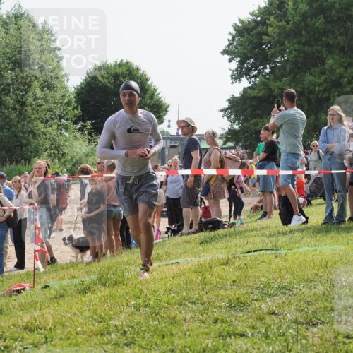 15.06.2025 - 27. Vierlanden-Triathlon KatJ http://msf.ph/oto/8002585 15.06.2025 09:58:33 Schwimmen 345 meine-sportfotos.de