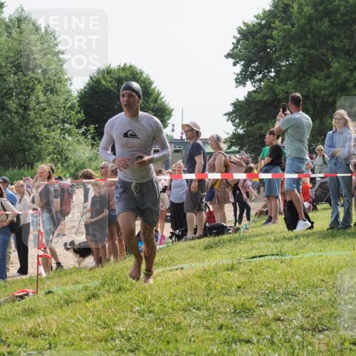 15.06.2025 - 27. Vierlanden-Triathlon KatJ http://msf.ph/oto/8002592 15.06.2025 09:58:33 Schwimmen 345 meine-sportfotos.de