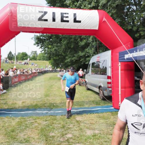 21.06.2025 - 27. Vierlanden-Triathlon MichiJ http://msf.ph/oto/8002602 15.06.2026 11:26:38 Ziel 367, 381 meine-sportfotos.de